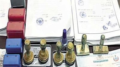 «بيقلد ختم النسر»، ضبط شخص يزور المحررات الرسمية بالإسكندرية