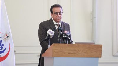 وزير الصحة يطلق المدونة المصرية لضبط تسويق بدائل لبن الأم