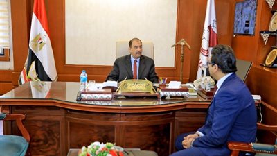 محافظ سوهاج يناقش خطة تشغيل المستشفيات المركزية