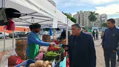 رئيس حي وسط الإسكندرية يتفقد سوق اليوم الواحد للمزارعين