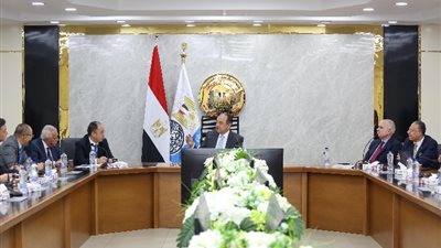 وزير الأعمال يبحث مع شركة «CNRC» الصينية تطوير صناعة إطارات السيارات
