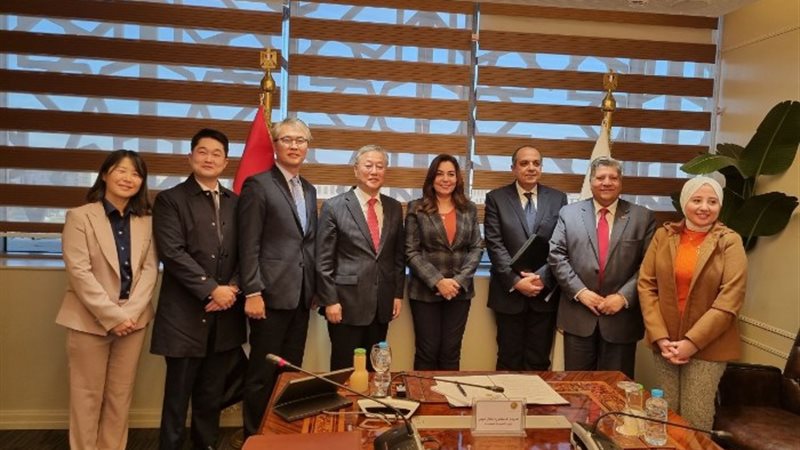 وزيرة التنمية المحلية وسفير جمهورية كوريا لدى مصر