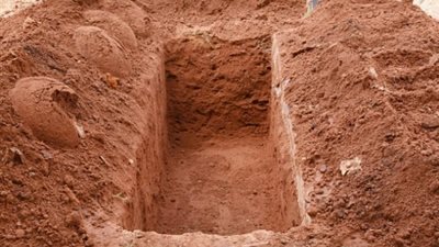 هل يجوز للمرأة أن تدفن مع الرجل في قبر واحد؟.. أمين الفتوى يحسم الجدل (فيديو)