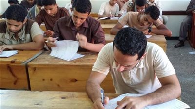 طلاب الثانوية العامة يؤدون امتحان الكمياء للعلمي والجغرافيا أدبي.. اليوم