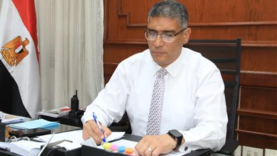 محافظ الجيزة يتابع انتظام صرف المقررات التموينية والخبز