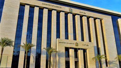 التحقيق مع مفتش وموظفين طلبوا رشوة في الإسكندرية
