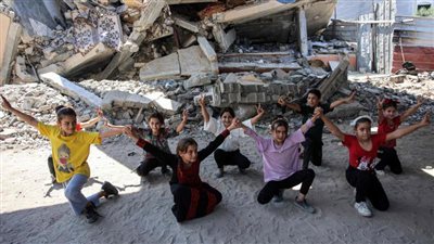 «بلحن مصري أصيل».. أطفال غزة يحملون أمنياتهم ويسرعون الخطى نحو الشمال
