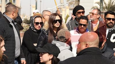 أحمد العوضي ونجوم الفن يساندون ياسمين عبد العزيز في جنازة والدها 