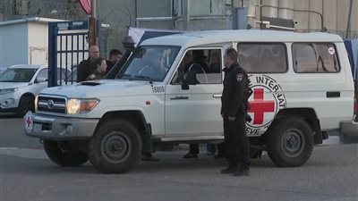 الصليب الأحمر يتسلم المحتجزات الإسرائيليات الثلاث