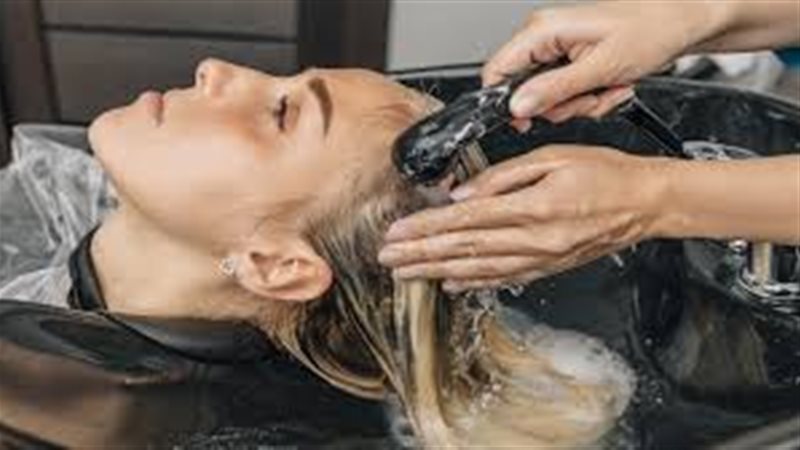 غسل الشعر في صالونات التجميل