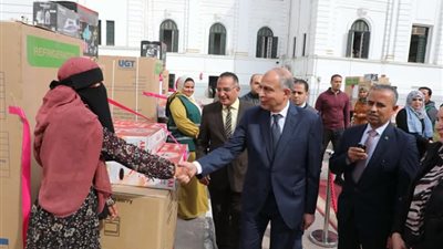 محافظ المنيا يسلم أجهزة لـ 20 عروسا (صور)