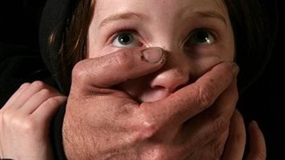 القبض على موظفة بمدرسة في بولاق الدكرور لاختطاف تلميذ وطلب فدية 100 ألف جنيه