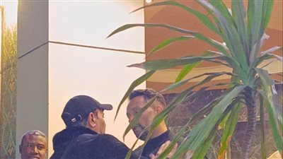  محمد فؤاد يترك عزاء والد زوجته ويواسي  ياسمين عبد العزيز وشقيقها فى وفاة والدهما (صور)