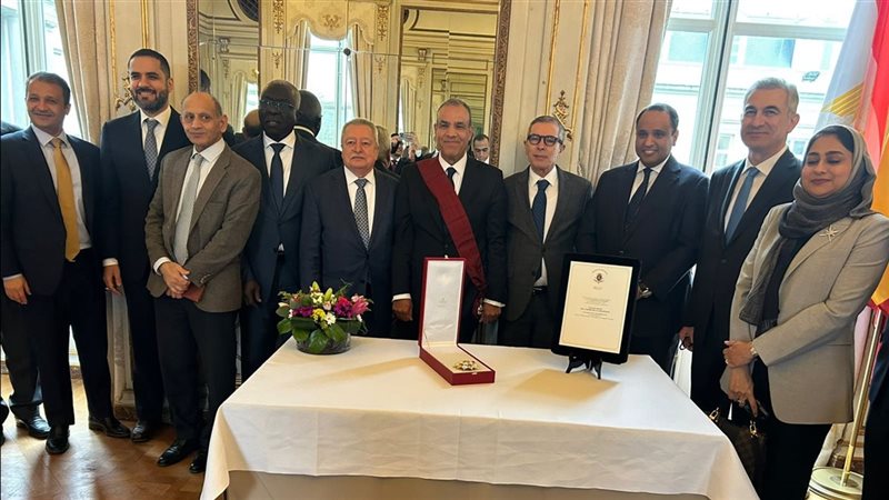 تقليد وزير الخارجية بوسام التاج الملكي