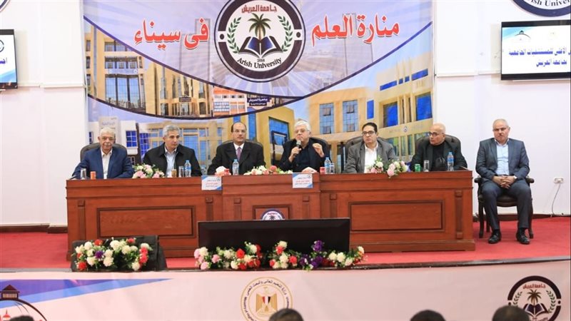 اجتماع أيمن عاشور بالكوادر الطبية بالمستشفيات الجامعية