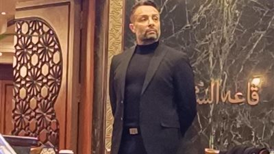 «متأثر ومنهار»، شقيق ياسمين عبد العزيز يستقبل عزاء والده في مسجد الشرطة