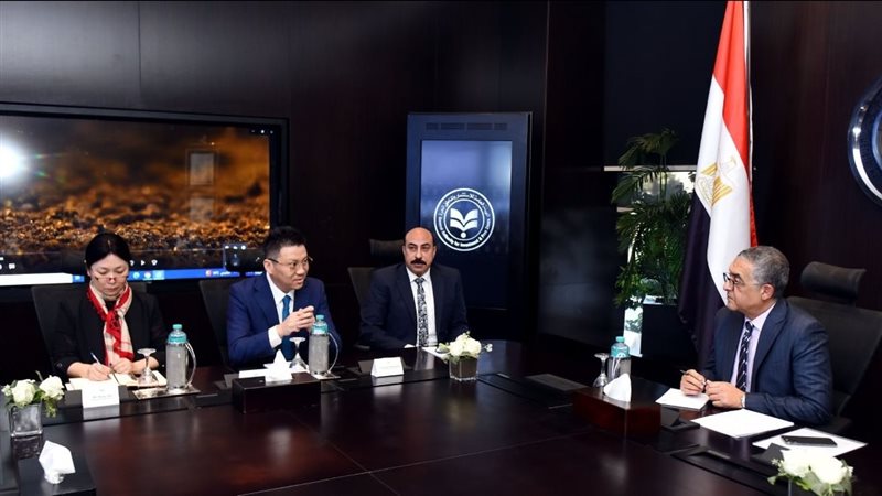 جانب من لقاء رئيس هيئة الاستثمار ومسؤولي الشركة الصينية