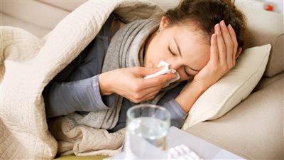 اشربوا قرفة وزنجبيل.. نصيحة طبية من عميد القلب السابق للمواطنين بسبب البرد