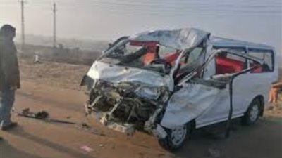 مصرع شخص وإصابة 11 آخرين جراء انقلاب ميكروباص أعلى الطريق الأوسطي
