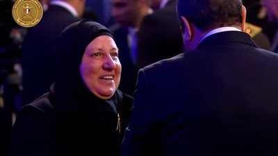 والدة الشهيد عمر القاضي تهدي الرئيس السيسي قلادة بها صورة ابنها: «شكرا لإنك جبت حقه»
