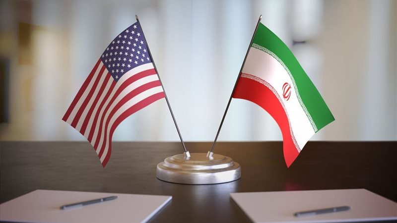 علم أمريكا وإيران 