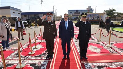 محافظ المنوفية ومدير الأمن يضعان إكليلاً من الزهور على النصب التذكاري لشهداء الشرطة