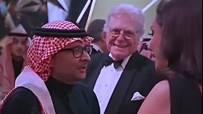 «كفاية بوستين» حسين فهمي ينفعل على فنان سعودي لتقبيله أنغام (فيديو)