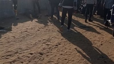 مصرع 3 أشخاص وإصابة 10 آخرين فى تصادم سيارتين على الطريق الأوسطي