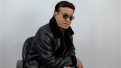 حلمي عبد الباقي يعود للساحة الغنائية بـ «كفاية جراح»