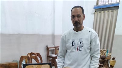 بيصدر لإيطاليا والدول العربية.. محمد فنان دمياطي بيعمل من الأخشاب الطبيعية تحف فنية (صور)