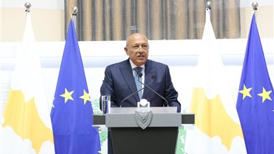 قبرص تمنح وزير الخارجية السابق وسام الصليب الأعظم لمكاريوس الثالث