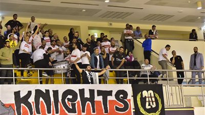 لاعبو الزمالك يحتفلون مع الجماهير بالتأهل لنهائي البطولة العربية للطائرة 