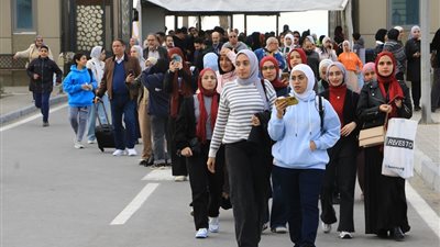إقبال كثيف على معرض القاهرة الدولي للكتاب في يومه الثاني.. اعرف فعالياته