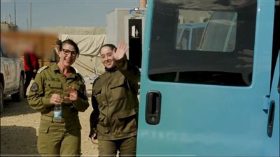 أول ظهور للمحتجزات الإسرائيليات بعد وصولهم إلى إسرائيل (فيديو)