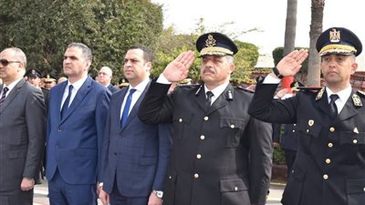 احتفالا بذكرى الـ 73، محافظ بورسعيد ومدير الأمن يضعان إكليلًا من الزهور على النصب التذكاري لشهداء الشرطة 