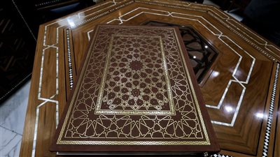 استغرق العمل عليه 20 عاما.. جناح الأزهر يقدم لزواره لأول مرة مصحفا فريدا