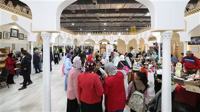 إبداعات الطلاب الوافدين.. تجذب الزوار لجناح الأزهر في ثاني أيام معرض الكتاب 2025