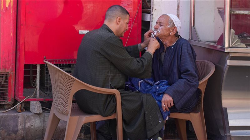 حلاق مصري يمارس عمله في شوارع القاهرة