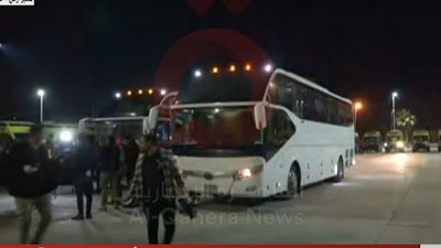 المبعدون الفلسطينيون يغادرون معبر رفح تمهيدا لنقلهم إلى القاهرة