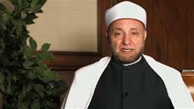 هل الصلاة في المسجد فرض عين أم فرض كفاية؟.. أمين الفتوى يُجيب (فيديو)