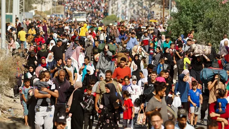 النازحون الفلسطينييون في شارع صلاح الدين