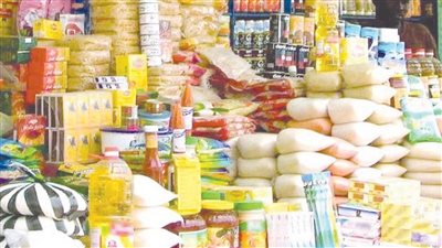 خبير اقتصادي: الدولة نجحت في إتاحة السلع وتخفيض الأسعار بين 25 و35%