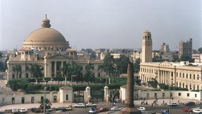 جامعة القاهرة: ملتزمون بتحمل المصروفات الخاصة بطلاب المنح الدراسية