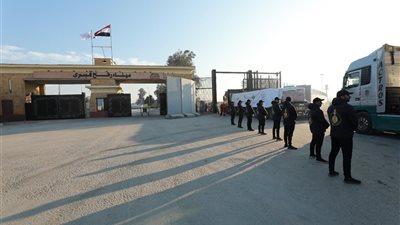 القافلة العاشرة.. 11 سيارة إسعاف و305 شاحنات عملاقة محملة بمستلزمات الإغاثة