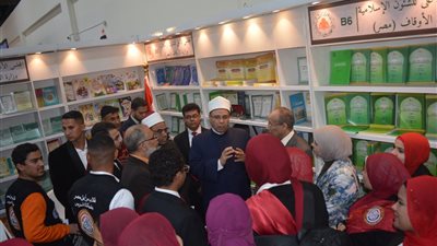 طلاب جامعة قناة السويس يزورون جناح المجلس الأعلى للشئون الإسلامية بمعرض الكتاب