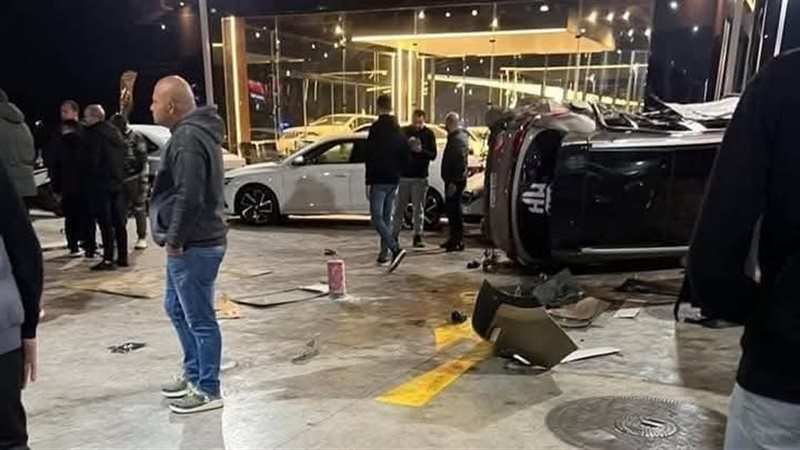 اصطدام سيارة ملاكي بمعرض سيارات بالمحلة 