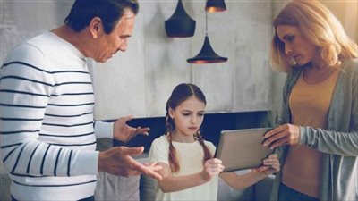 أبرزها المقارنات.. تأثير مواقع التواصل الاجتماعي على تربية الأبناء