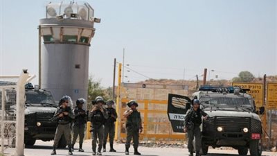 جيش الاحتلال يطرد الصحفيين ويمنعهم من التغطية في محيط سجن «عوفر» 