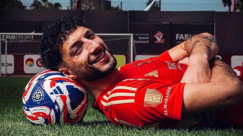 وسام أبو علي مع كرة كأس العالم للأندية