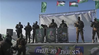 «فوق الصهيونية».. شعارات حماس على منصة تسليم المحتجزين تلهب المجتمع الإسرائيلي